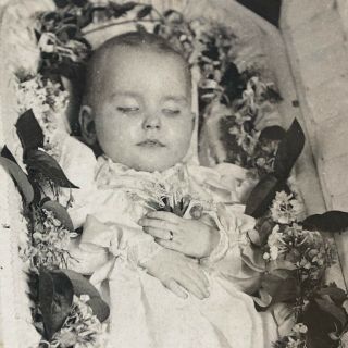 Post Mortem photo,  Victorian Cabinet Card,  child in coffin 3