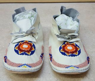 Womens Sz.  10 Beaded Star Design White Leather Native American Indian Moccasins