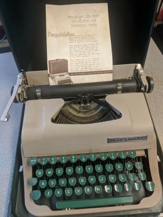 Vintage 1950s Underwood Leader Typewriter Beige With Green Keys Hard Shell Case