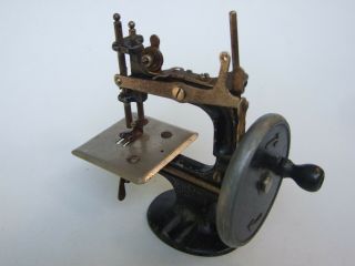VINTAGE TOY SEWING MACHINE PETER PAN MODEL MADE IN AUSTRALIA HAND CRANKED 2