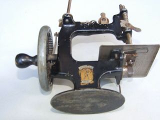 VINTAGE TOY SEWING MACHINE PETER PAN MODEL MADE IN AUSTRALIA HAND CRANKED 3