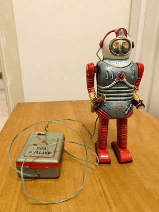 Vintage Nomura Tn Spaceman Astronaut Robot Tin Toy Japan Battery Op Gun