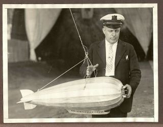1928 Press Photo Thomas Slate Hold Model Of The Dirigible The City Of Glendale
