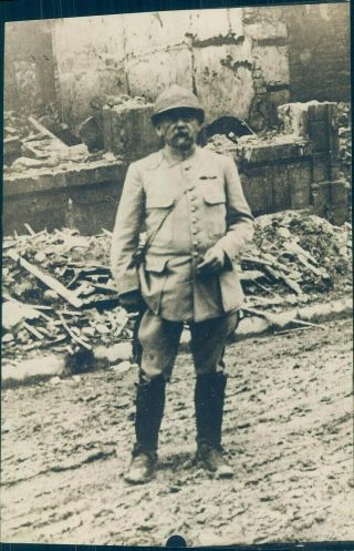1918 Press Photo General Dubois French Army Military Hero Verdum Debris Man