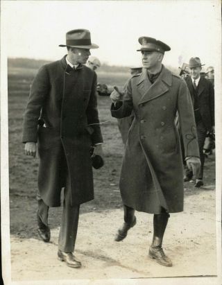 1928 Press Photo Aviator Charles Lindbergh With Army Officer At Bolling Field