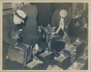 1936 Press Photo Enforcement Agents Impound Illegal Slot Machines 7x9