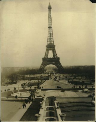 Undated Press Photo View Of The Eiffel Tower As Seen From The Trocadero