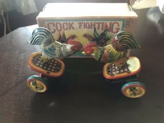 All Roosters Fighting Wind Up Tin Toy Japan 1950 - Mib -
