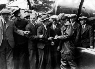 8x10 Print Amelia Earhart Signing Autographs In Ireland 1932 Aeas