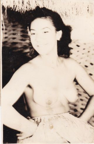 Vintage Silver Photo Amateur Snapshot 1940s Nude Asian Woman Japan ?
