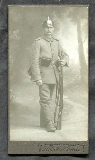 T38 - Germany 1910s Cdv Photo Of A Soldier With Rifle.  Pickelhaube.  Döbeln