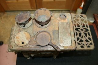 1918 CAST IRON PERFECTION LARGE TOY STOVE WITH POTS AND PAN 2