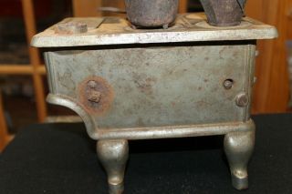 1918 CAST IRON PERFECTION LARGE TOY STOVE WITH POTS AND PAN 3