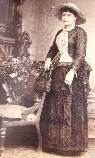 Victorian era cabinet card photo of lady in hat with purse from Waco,  Texas 2