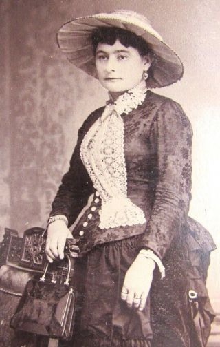 Victorian era cabinet card photo of lady in hat with purse from Waco,  Texas 3