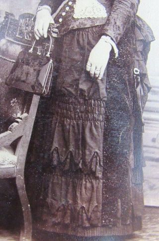 Victorian era cabinet card photo of lady in hat with purse from Waco,  Texas 4
