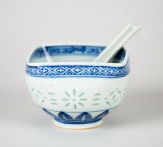 Vintage Chinese Blue & White Porcelain Rice Grain Linglung Bowl & Spoon Signed
