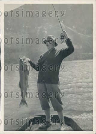 1928 Fishing Dr H E Huston 30 Lb Catch Of Mackinaw Trout Montana Press Photo