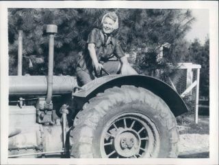 Press Photo Opera Singer Actress Grace Moore On Her Tractor In Connecticut