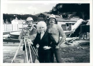 Press Photo Singer Dolly Parton Surveys Dollywood Park Pigeon Forge Tn