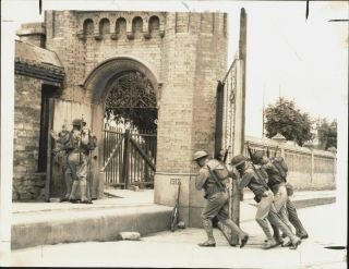 1937 Press Photo Us Marines Open The Gate At Us Legation In Peiping