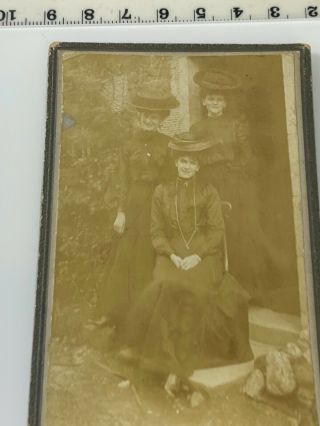 Victorian Three Ladies In Doorway Woman Photograph Cdv (79)