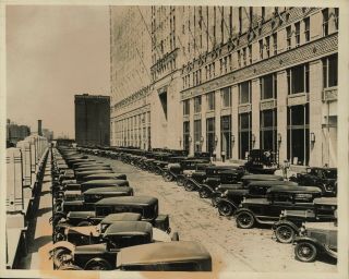 Undated Press Photo Cars Lined Up Outside Of The Merchandise Mart Chicago,  Ill