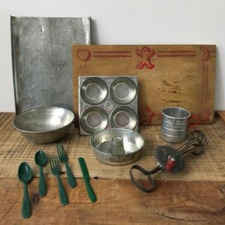 Vtg 1930/40s Childs Toy Baking Set Egg Beater Wood Board Measuring Cup Bundt Pan