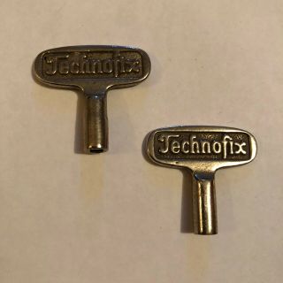 Vintage Small Technofix Keys Wind Up Cars Oem Tin Toys German Technofix Pair