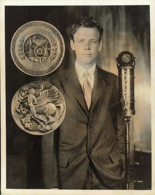 1931 Press Photo Aviator Charles Lindbergh Presented Medal By Columbia Broadcast