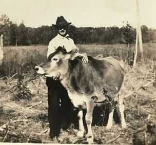 Vintage 1930s Photograph Farmer With Cow Dairy Snapshot (26)
