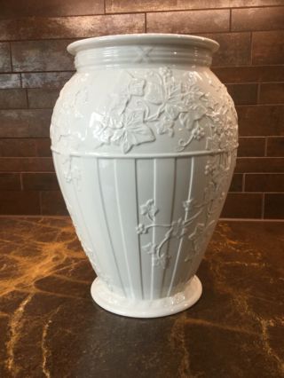 Wedgwood Earthenware CLASSIC GARDEN Large Ivory Vase Urn 12 - 1/4” Vintage 1996 2