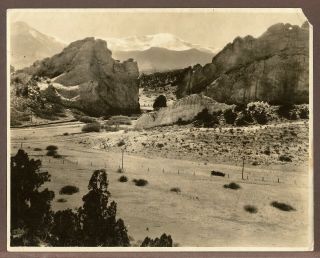 Undated Press Photo View Of The Entrance To Garden Of The Gods In Colorado