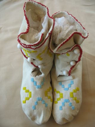 Vintage Mid - 20th Century Hand Made Authentic Native American Beaded Moccasins