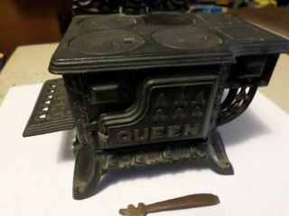 Vintage Queen Cast Iron Metal Mini Stove Salesman Sampler Griddle Handle Antique