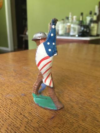 VINTAGE MANOIL/BARCLAY LEAD SOLDIER - - MARCHING WITH THE American FLAG 2