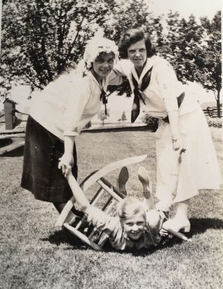 1915 Vintage Photo 3 Sisters School Girl Play Pose In Yard