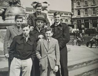 C1939 B/w Photograph.  German - Jewish Refugee Father & Sons In Trafalgar Square