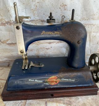 Vintage ARTCRAFT Junior Miss Deluxe TOY Sewing Machine Hand Crank West Haven 2