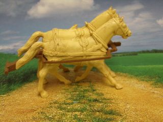 Vintage MARX WAGON TRAIN PLAYSET HITCH & CREAM HARNESS HORSES Toy Soldier 3