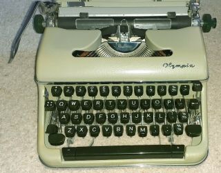 Olympia Sm4 De Luxe Typewriter,  Vintage 1960,  Made In West Germany