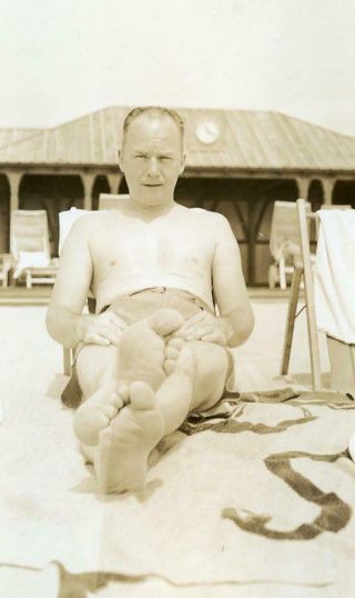 Mr451 Vtg Photo Man In Swim Suit And Wooden Beach Chair In Sand C 1942