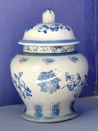 Chinese Blue And White Porcelain Ginger Jar Zhongguo Zhi Zao.  Lotus Florals 6.  5 "