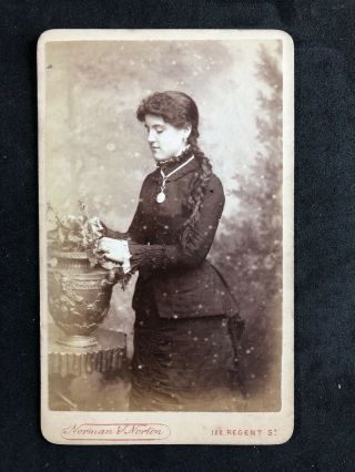Victorian Carte De Visite Cdv: Pretty Young Lady Urn: Norman & Norton: London