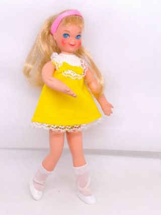 Vintage Tutti Blonde 1976 Hong Kong European W/ Outfit Yellow Dress