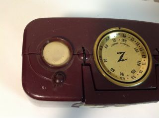 Vintage 1950 ' s Zenith model L406 maroon plastic portable AM/SW tube radio 2