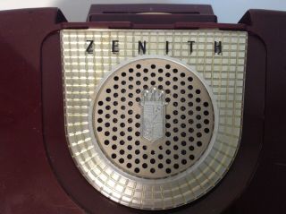 Vintage 1950 ' s Zenith model L406 maroon plastic portable AM/SW tube radio 3