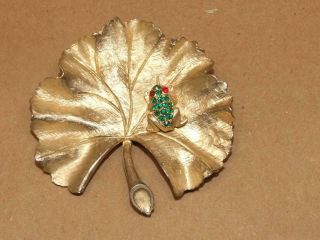 Vtg Ledo 1962 Goldtone Green Red Rhinestone Frog Lily Pad Leaf Pin Brooch 2.  5 "