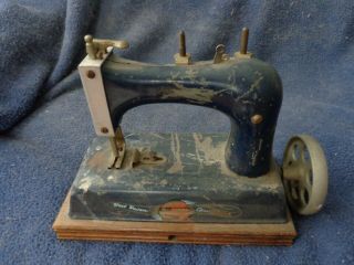 Vintage Artcraft Junior Miss Deluxe Toy Sewing Machine West Haven