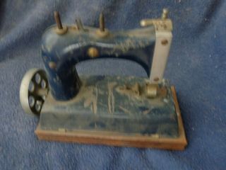 Vintage ARTCRAFT Junior Miss Deluxe TOY Sewing Machine West Haven 3
